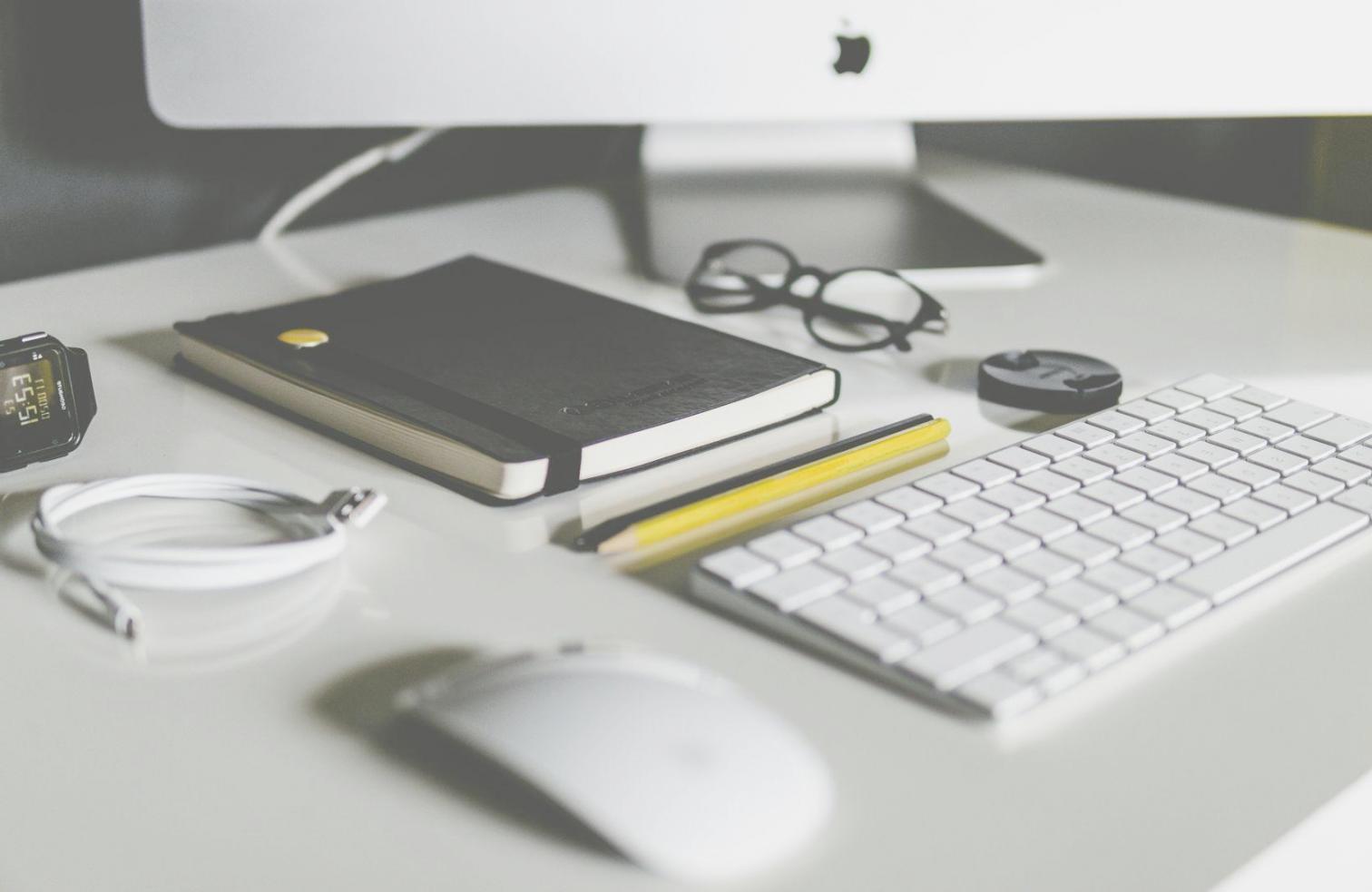 Moderne Fintech-Arbeitsumgebung mit Entwicklern beim Programmieren innovativer Finanzlösungen